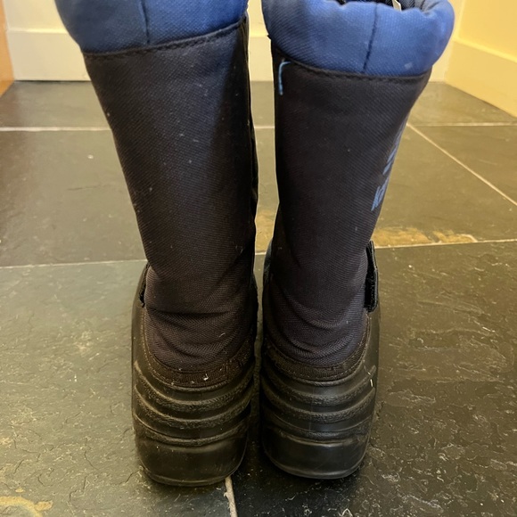 Kamik size 2 kids snow boots - Picture 3 of 5